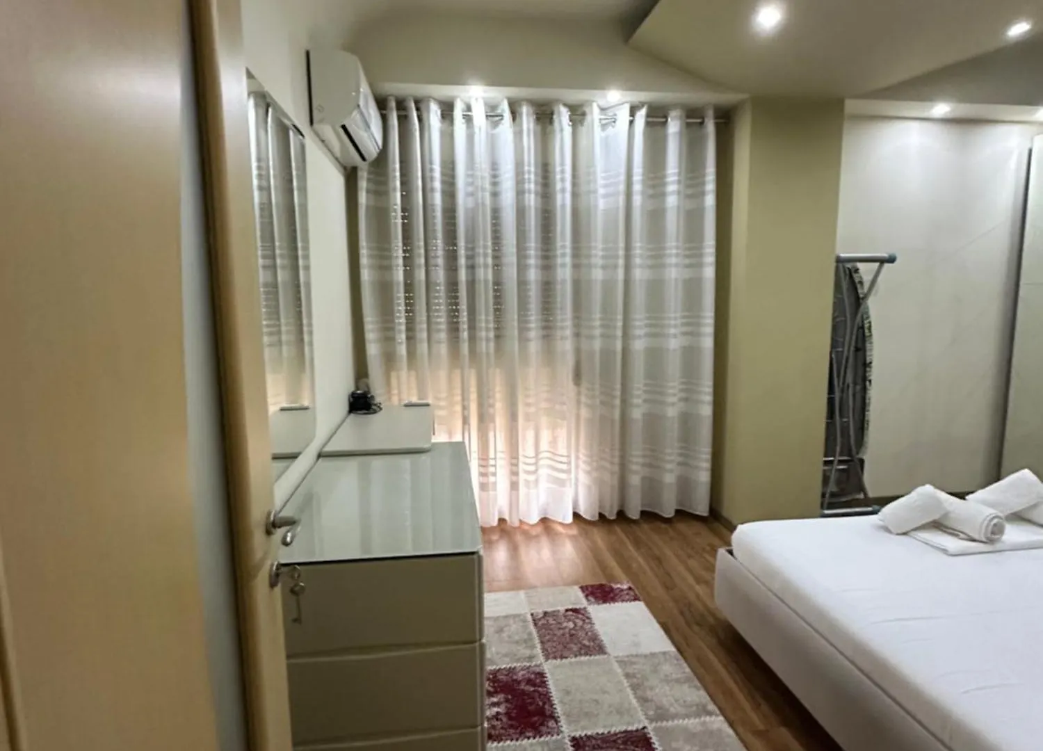 Kevin'S Apartment Delijorgj ティラナ アルバニア